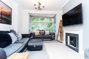 TV a schermo piatto, caminetto