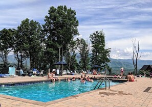 Pool - ⭐️Prime Location with Stunning Views, Hot Tub, Game Room⭐️ (Gatlinburg)