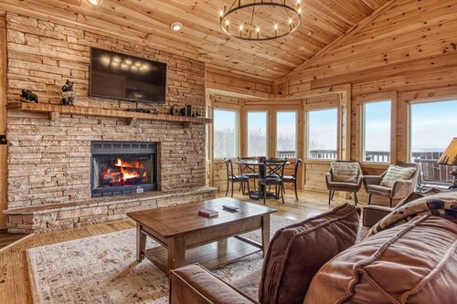 ⭐️Prime Location with Stunning Views, Hot Tub, Game Room⭐️