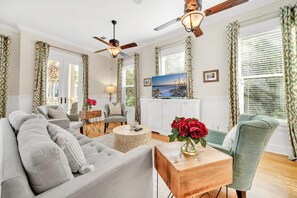 TV - 🐟350yd2Beach-Bikes-Porch-Balcony-30A-Daze Gone Bye (Rosemary Beach)