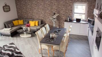 Deluxe Apartment, 2 Bedrooms (Nr. 1) | Private kitchen | Fridge, microwave, oven, stovetop