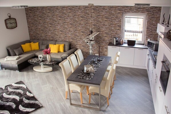 Deluxe Apartment, 2 Bedrooms (Nr. 1) | Private kitchen | Fridge, microwave, oven, stovetop - Ferienwohnungen Bali (Rust)