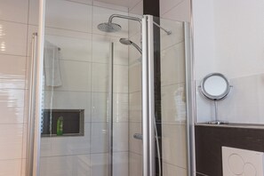 Deluxe Apartment, 1 Bedroom (Nr. 3) | Bathroom shower - Ferienwohnungen Bali (Rust)