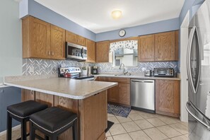 Kjøleskap, mikrobølgeovn, ovn og kokeplater