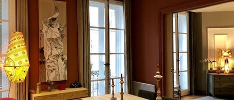 Loft | Opções para refeição no quarto