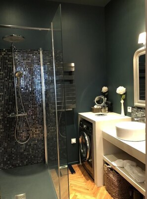 Loft | Bathroom | Shower, hair dryer, towels