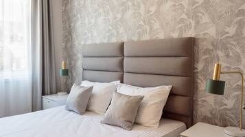 Deluxe Apartment | 1 bedroom, in-room safe, laptop workspace, iron/ironing board