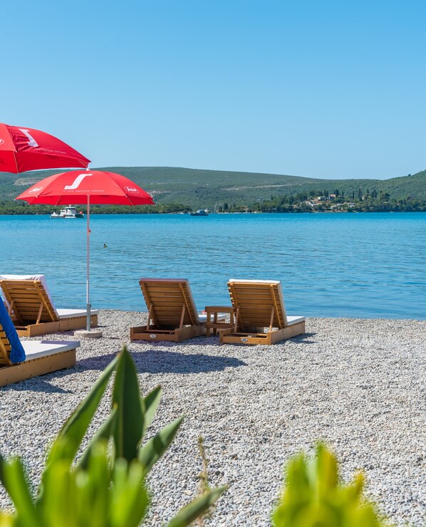 Plage privée, chaises longues, parasols, serviettes de plage