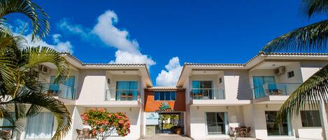 Vista frontal de la propiedad