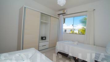 Duplex (Lua Nova) | Cofres nos quartos, escrivaninha, cortinas blackout