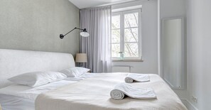 Premium Apartment | Living area | 42-inch LCD TV with satellite channels, TV - Harmony Apartments (Sopot)
