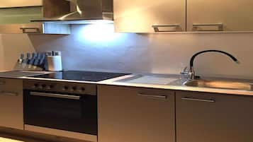 Fridge, stovetop, coffee/tea maker, electric kettle
