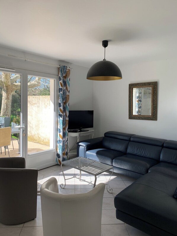 TV - Le PANTAÏ Grand gite in Camargue with 5 bedrooms (Arles)