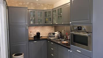 Classic House | Private kitchen | Coffee/tea maker, electric kettle, toaster, highchair