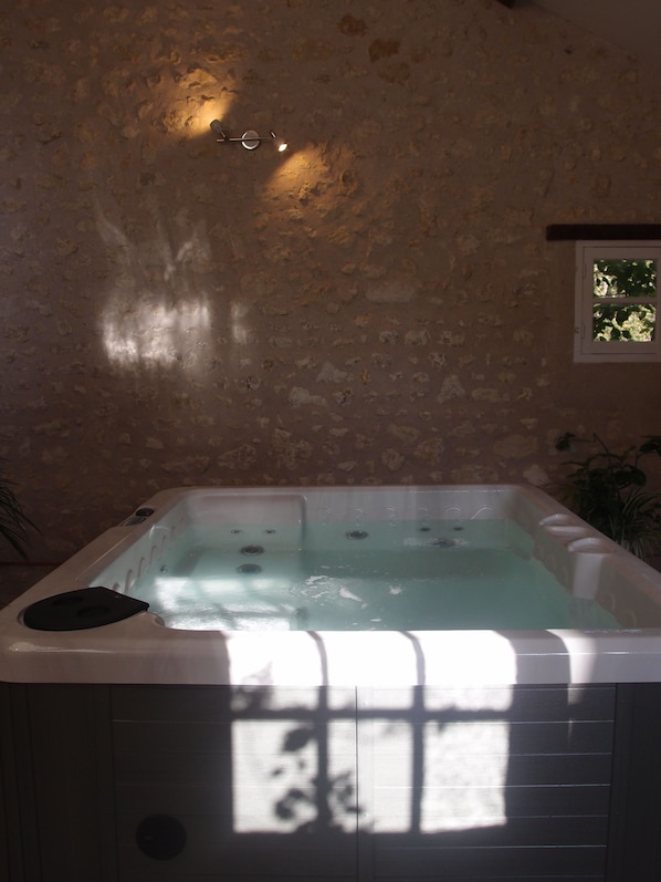 Outdoor spa tub - Les Colonnes de Chanteloup (Amboise)
