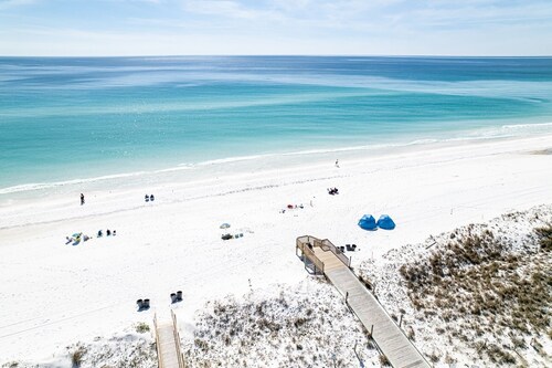 SPC 9136 - Ground Floor 2 BR short walk to beach right by pool by RedAwning