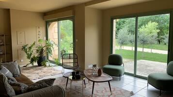 TV, DVD player, table tennis, books