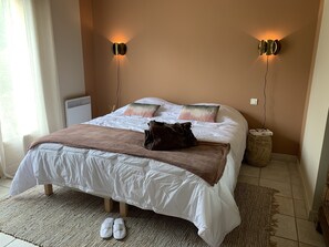 3 bedrooms, desk, iron/ironing board, travel cot