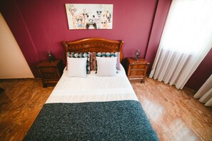 5 slaapkamers, een kluis op de kamer, een bureau