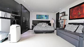 Apartemen, pemandangan kota (Deluxe Suite I) | Seprai antialergi, minibar, dan didekorasi berbeda-beda