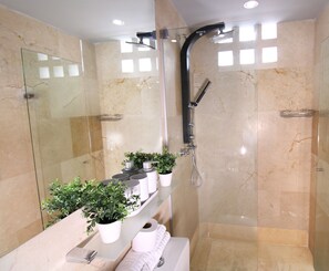 Deluxe Apartment, City View (Deluxe Suite XVII) | Bathroom - Mio Lofts (Medellín)