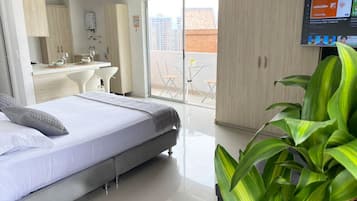 Apartamento, balcón, vistas a la ciudad (Deluxe Balcony II) | Ropa de cama hipoalergénica, minibar, decoración individual