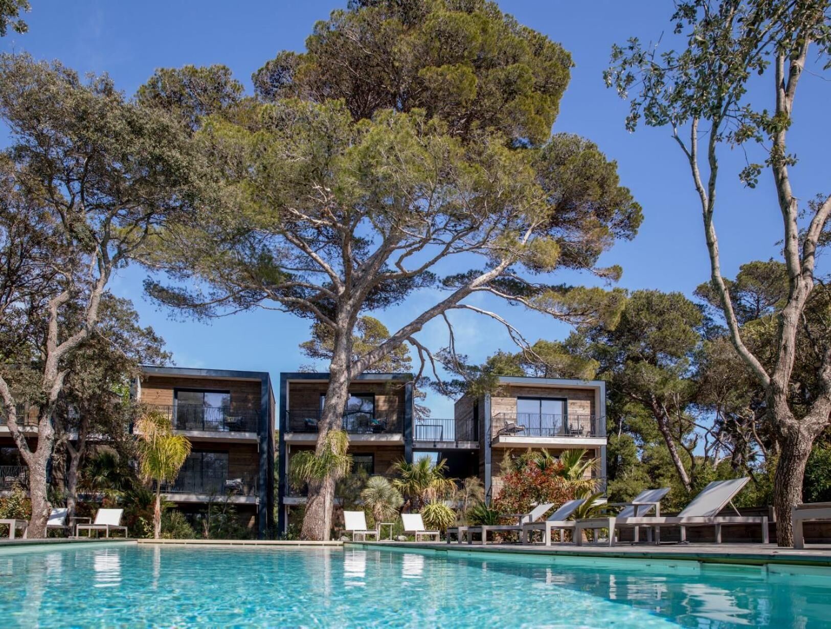 حمّام سباحة خارجي، مظلات على حمّام السباحة، مقاعد للتشمس