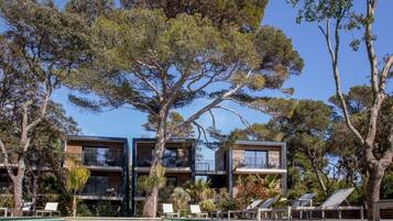 야외 수영장, 08:00 ~ 20:00 오픈, 수영장 파라솔, 일광욕 의자