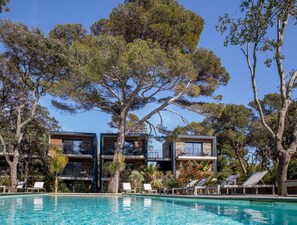 Piscine extérieure, parasols de plage, chaises longues