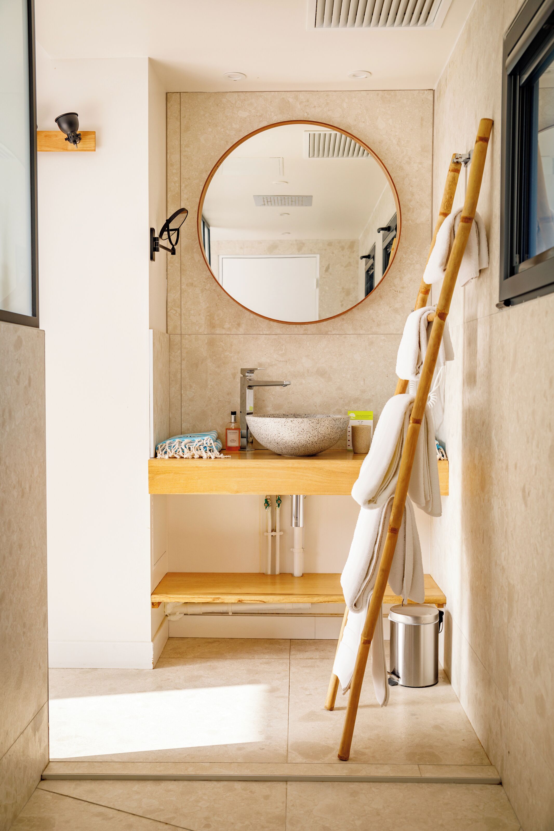 lodge confort | bathroom | shower, rainfall showerhead, free toiletries, hair dryer