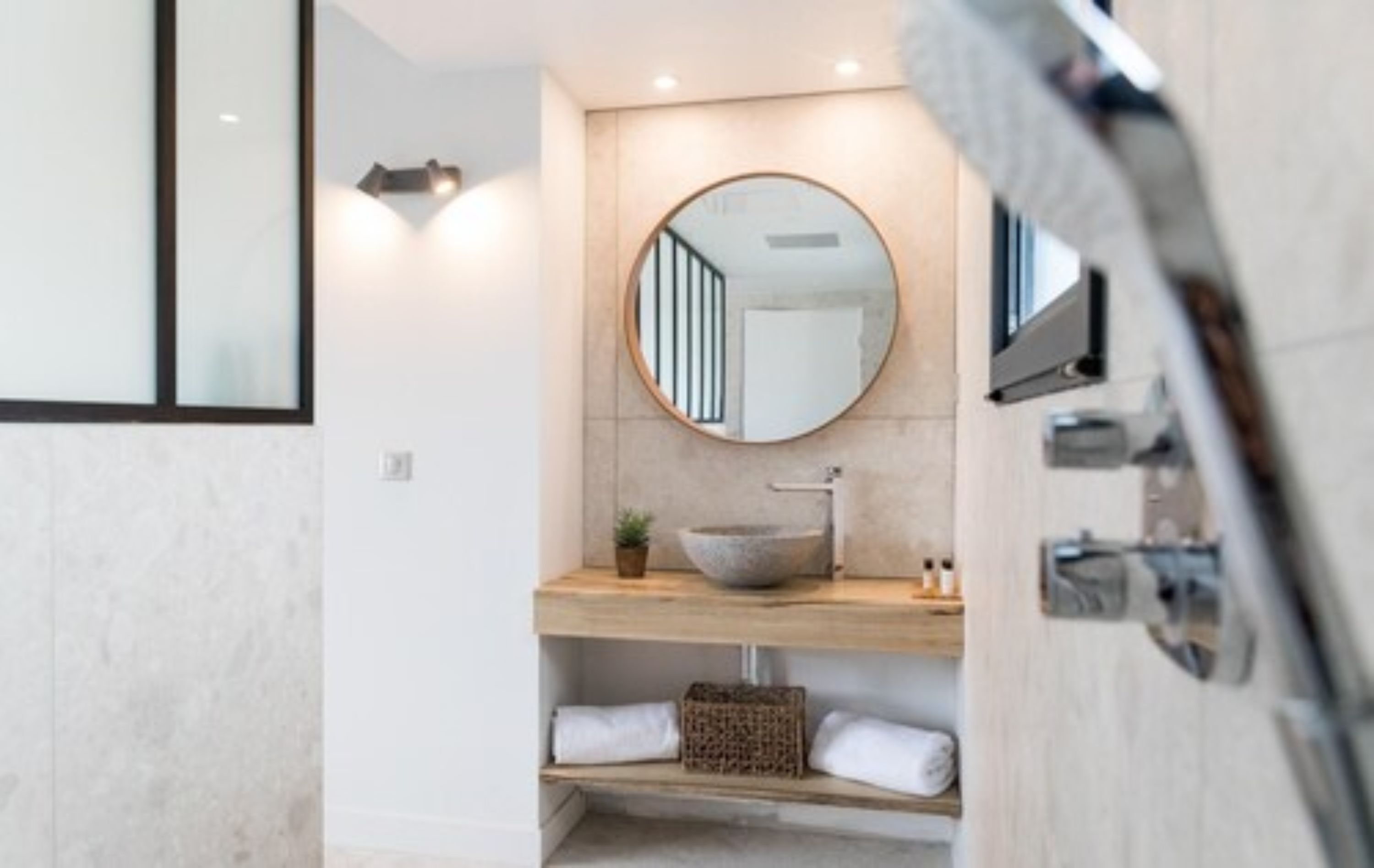 lodge deluxe | bathroom sink