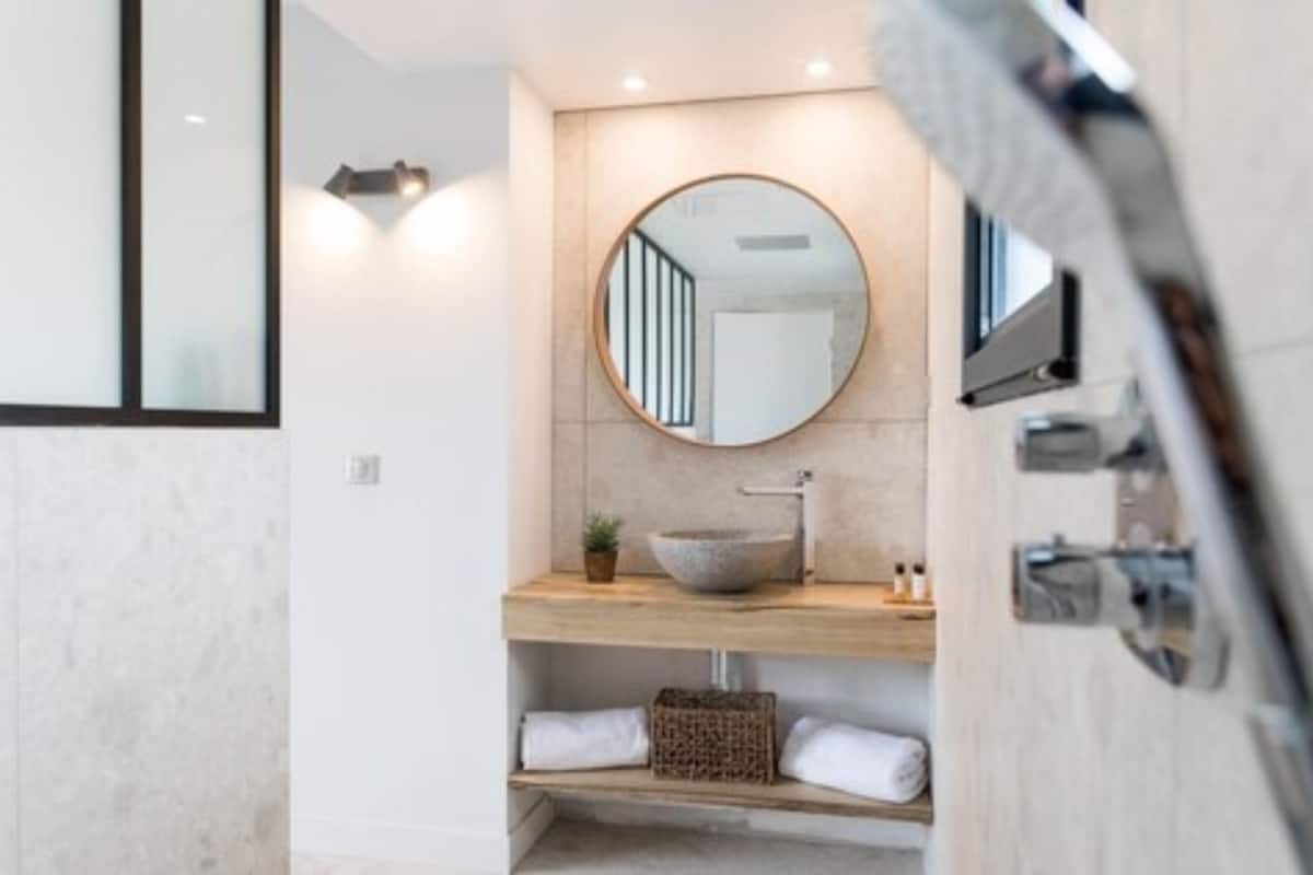 lodge deluxe | bathroom sink