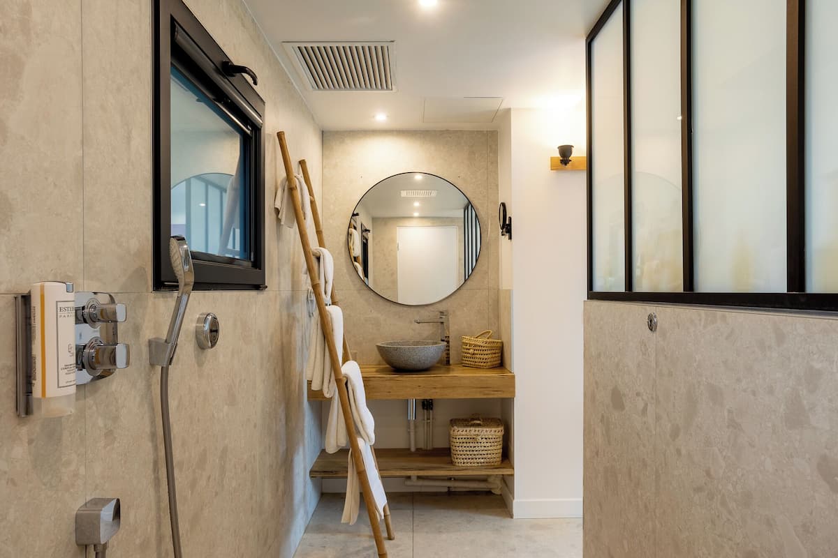 lodge superieur | bathroom | shower, rainfall showerhead, free toiletries, hair dryer