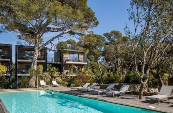 Outdoor pool, open 8:00 AM to 8:00 PM, pool umbrellas, pool loungers - Le Lodge des Iles d'Or (Hyères)