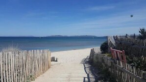 Playa en los alrededores y playa de arena blanca 