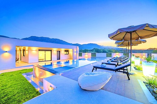 Villa Solaris Heated Pool & Hot Tub