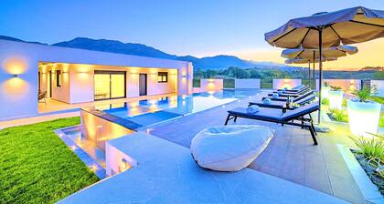 Villa Solaris Heated Pool & Hot Tub