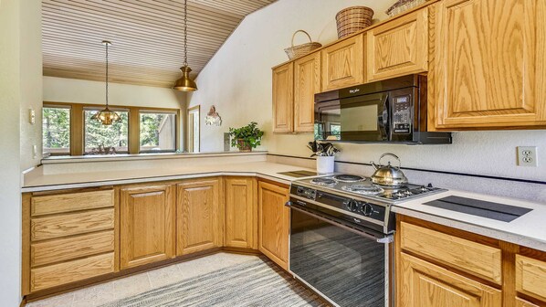 Casa, varias camas, hidromasaje | Cocina privada | Refrigerador, microondas, parrilla de estufa y lavavajillas 