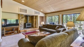 Casa, varias camas, hidromasaje | Sala de estar | Televisión y chimenea 