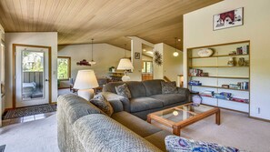 Casa, varias camas, hidromasaje | Sala de estar | Televisión y chimenea 