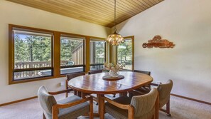 Casa, varias camas, hidromasaje | Cocina privada | Refrigerador, microondas, parrilla de estufa y lavavajillas 