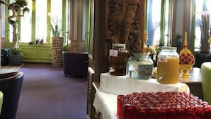 Daily continental breakfast for a fee - Post Hotel Weggis (Weggis)