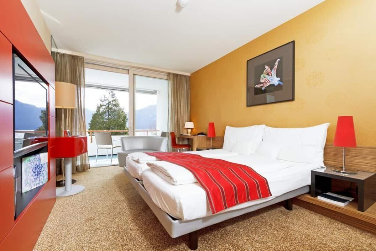 In-room safe, desk, WiFi (free), bed sheets