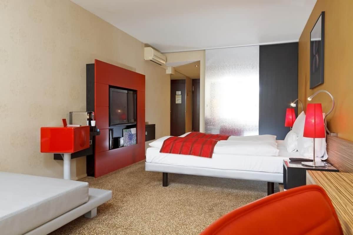 In-room safe, desk, WiFi (free), bed sheets