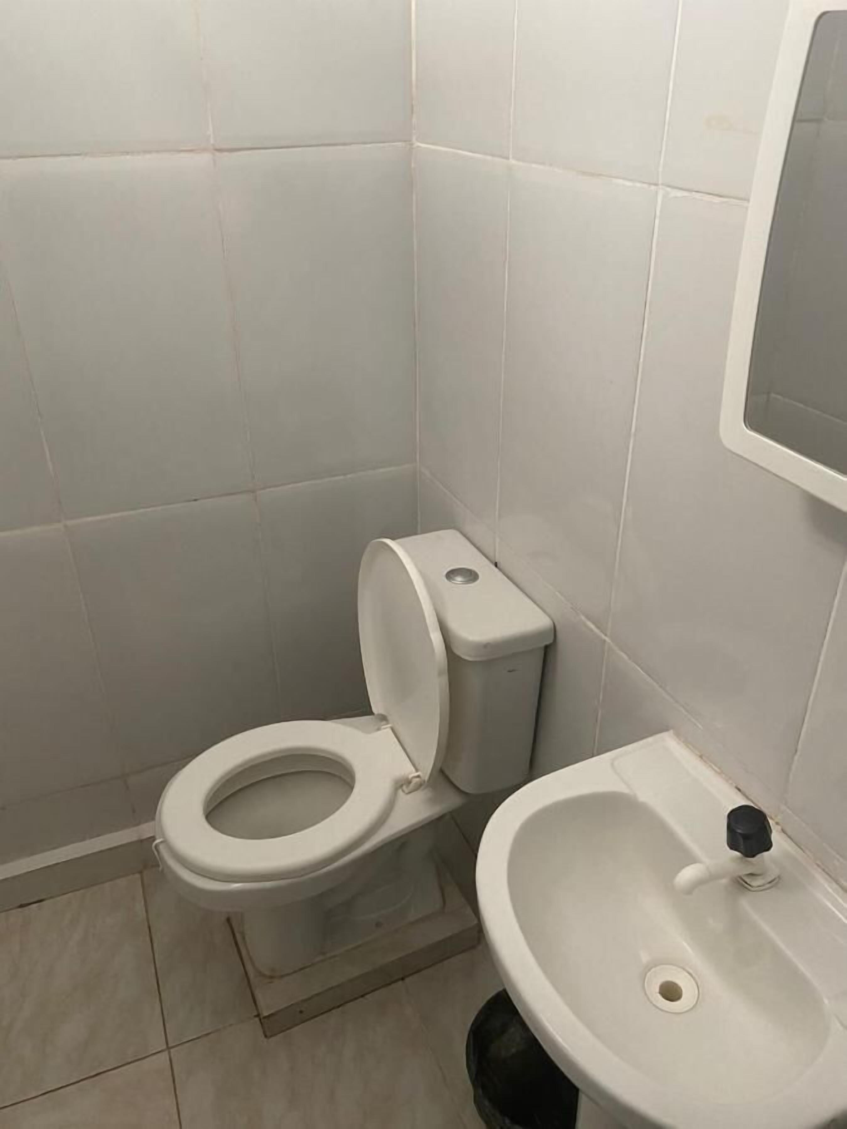 Un baño pequeño y limpio con inodoro y lavamanos.