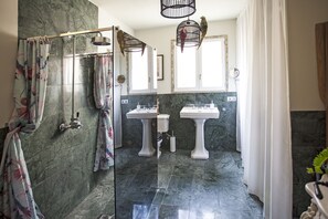 Baignoire, sèche-cheveux, serviettes fournies, savon