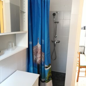 Dusch, hårtork och toalettpapper