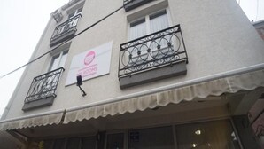 A building with a sign that reads "MM ROOM." - MM Rooms (Skopje)