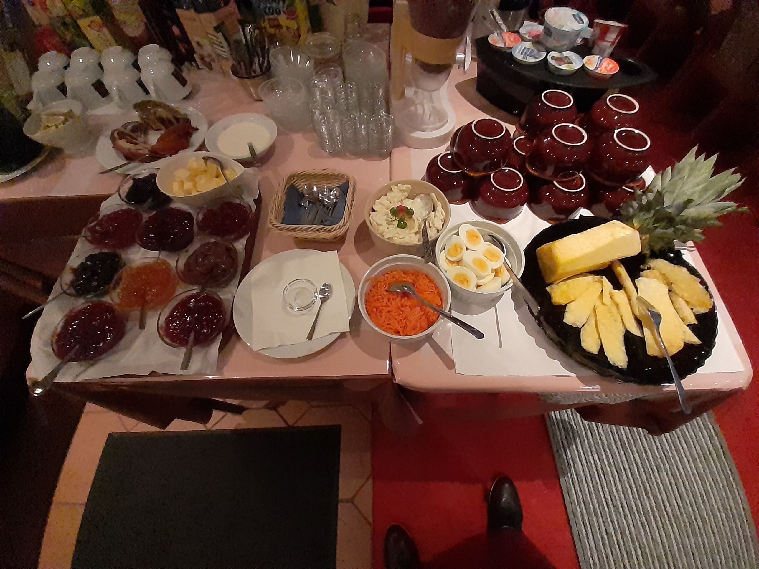 Un tavolo per buffet con diversi cibi e utensili.