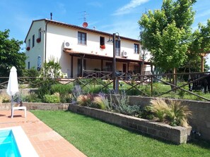 A two-story house with a patio, a swimming pool, and a garden with various plants. - VILLA CASALE IL BOSCHETTO - JACUZZI & FITNESS & PLAYGROUND OPEN AIR (Certaldo (Firenze))